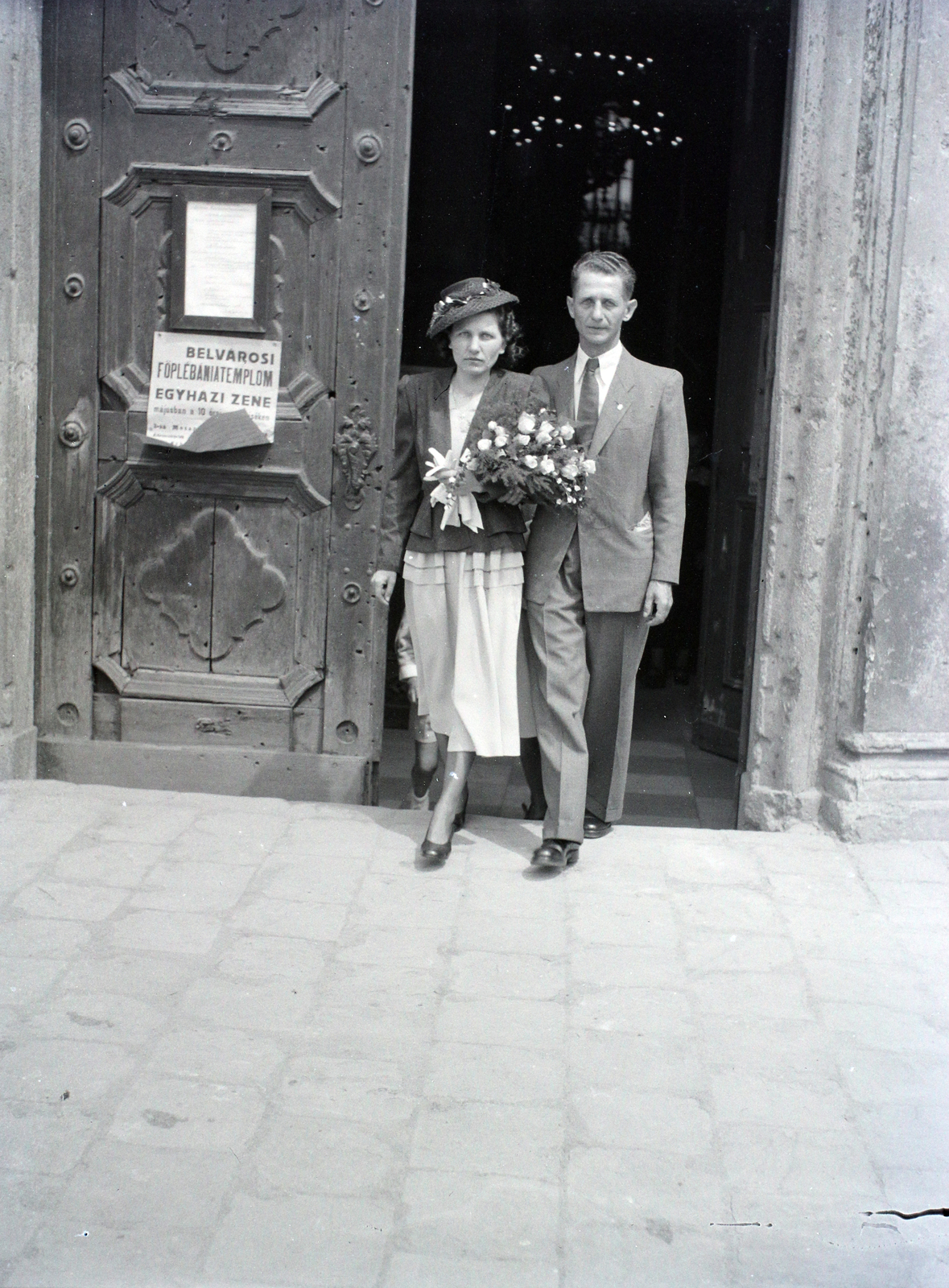 Hungary, Budapest V., Március 15. (Eskü) tér, a felvétel a Belvárosi Nagyboldogasszony Főplébánia-templom kapujánál készült., 1948, Hámori Gyula, Budapest, bride, groom, Fortepan #105324