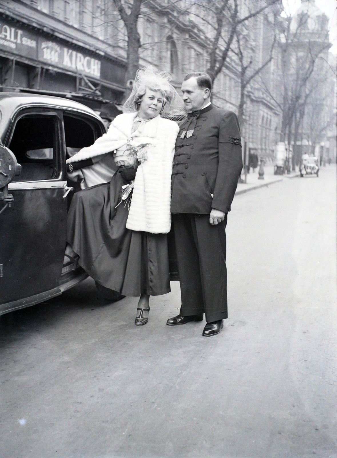 Hungary, Budapest V., Ferenciek tere a Reáltanoda utca felé nézve., 1948, Hámori Gyula, Budapest, entering the car, Fortepan #105327