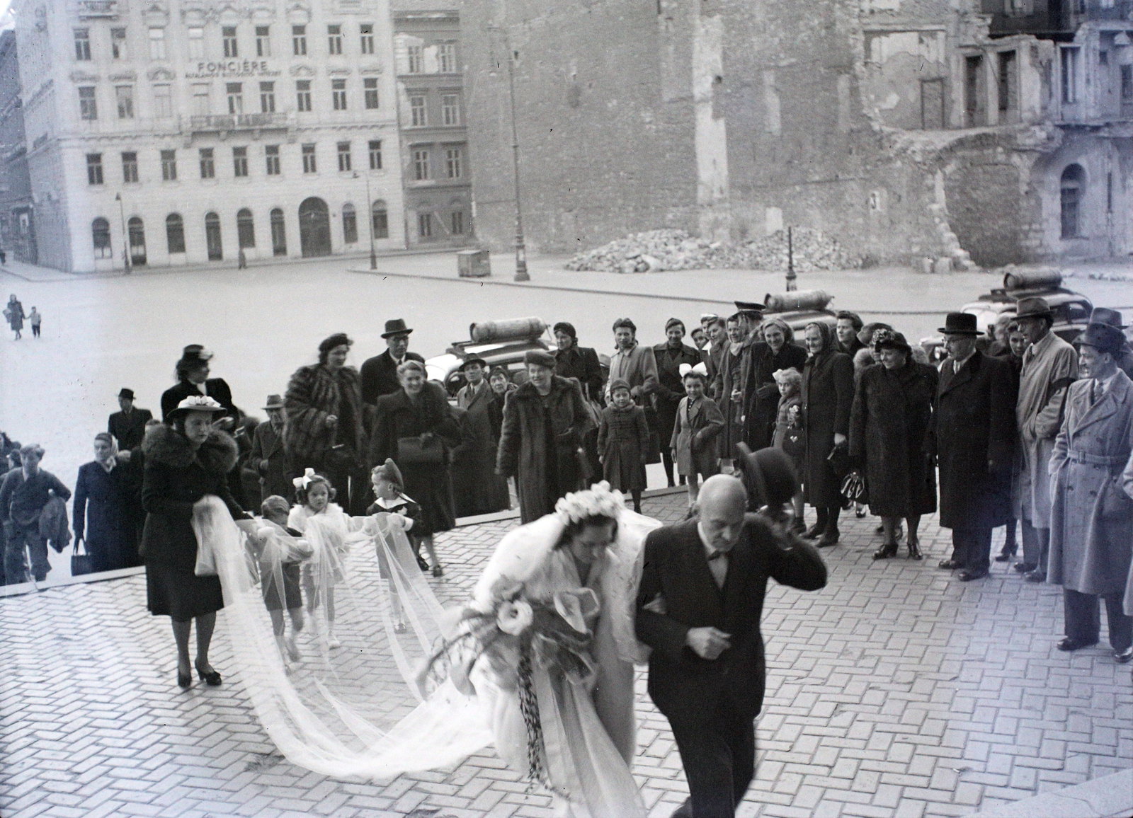 Magyarország, Budapest V., Szent István tér, a felvétel a Szent István-bazilika főbejárata előtt készült, szemben a Sas utca., 1948, Hámori Gyula, Budapest, koszorúslány, menyasszony, násznép, Fortepan #105331