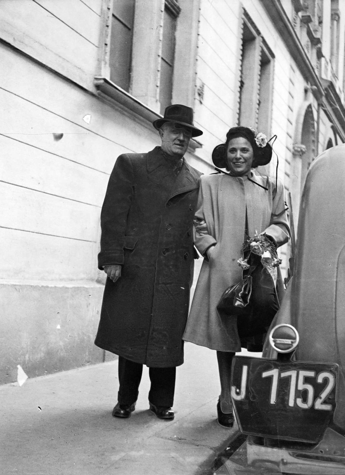 Hungary, Budapest VII., Kazinczy utca, a zsinagógától a Wesselényi utca felé nézve., 1948, Hámori Gyula, number plate, Budapest, lady, gentleman, Fortepan #105332