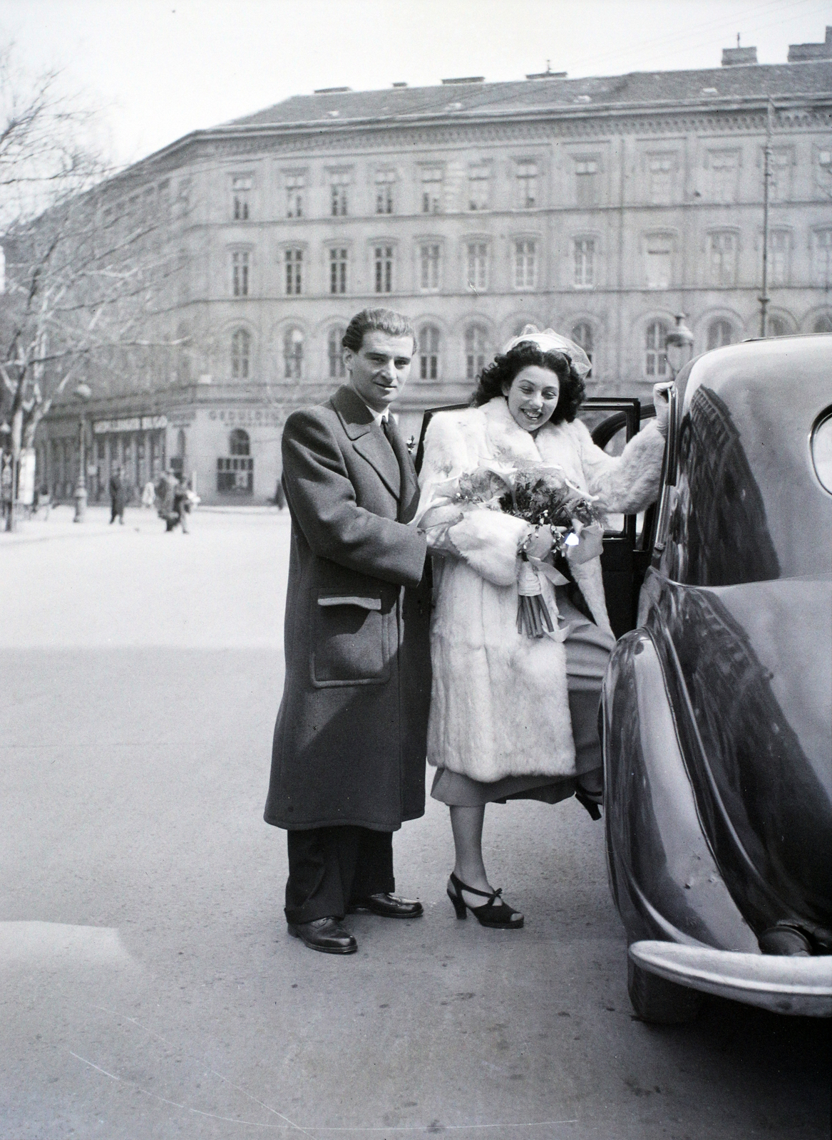 Hungary, Budapest V.,Budapest VI., Szent István tér a Szent István-bazilika északi oldalánál, szemben a Bajcsy-Zsilinszky út 17., 1948, Hámori Gyula, Budapest, entering the car, Fortepan #105333