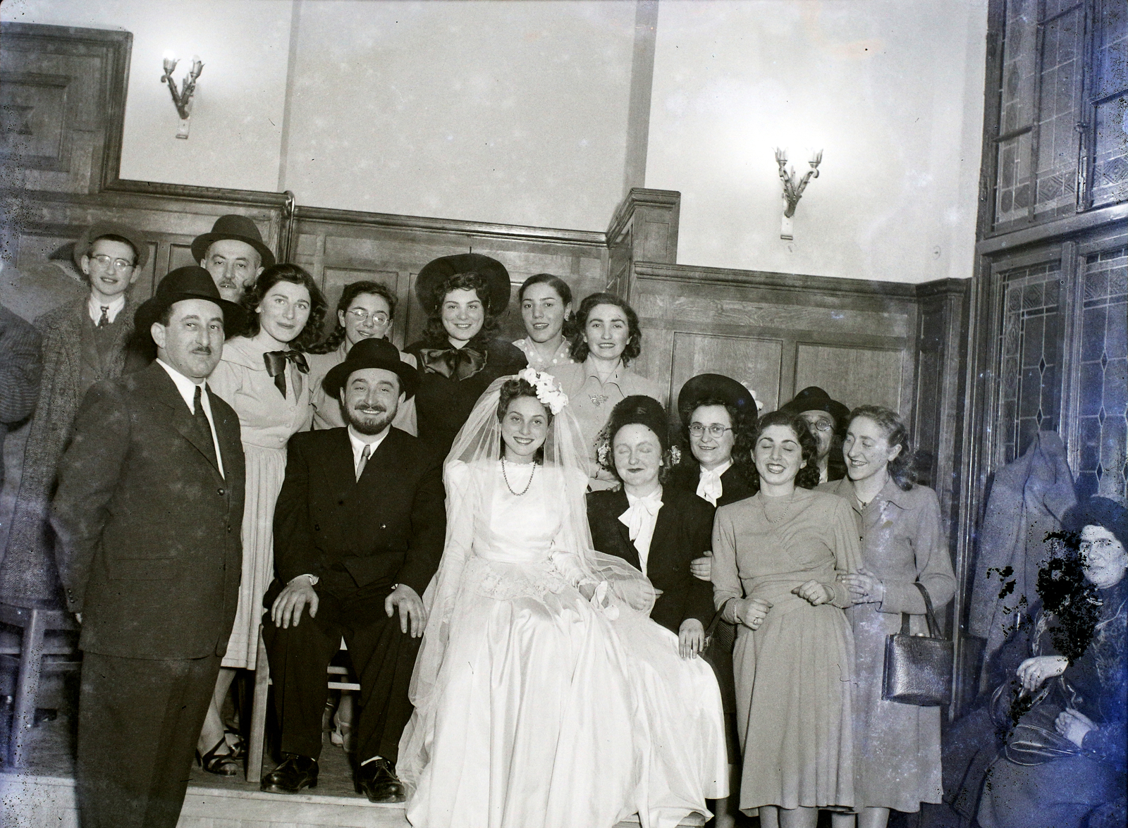 Hungary, Budapest VII., Kazinczy utcai orthodox központ, díszterem., 1948, Hámori Gyula, judaism, Budapest, hands behind the back, sitting with hands on knees, wedding ceremony, tableau, Fortepan #105336