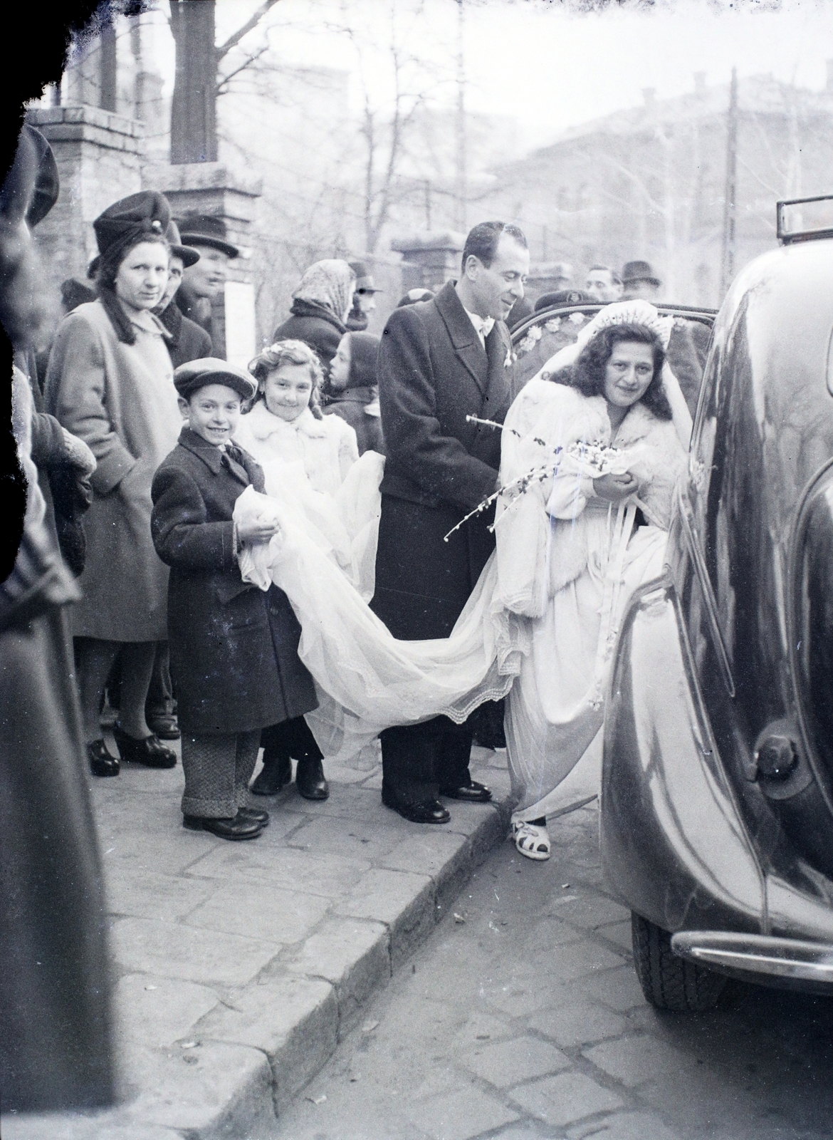 Hungary, Budapest VII., Bethlen Gábor tér, a felvétel a zsinagóga előtt készült., 1948, Hámori Gyula, Budapest, girl, entering the car, kid, Fortepan #105341
