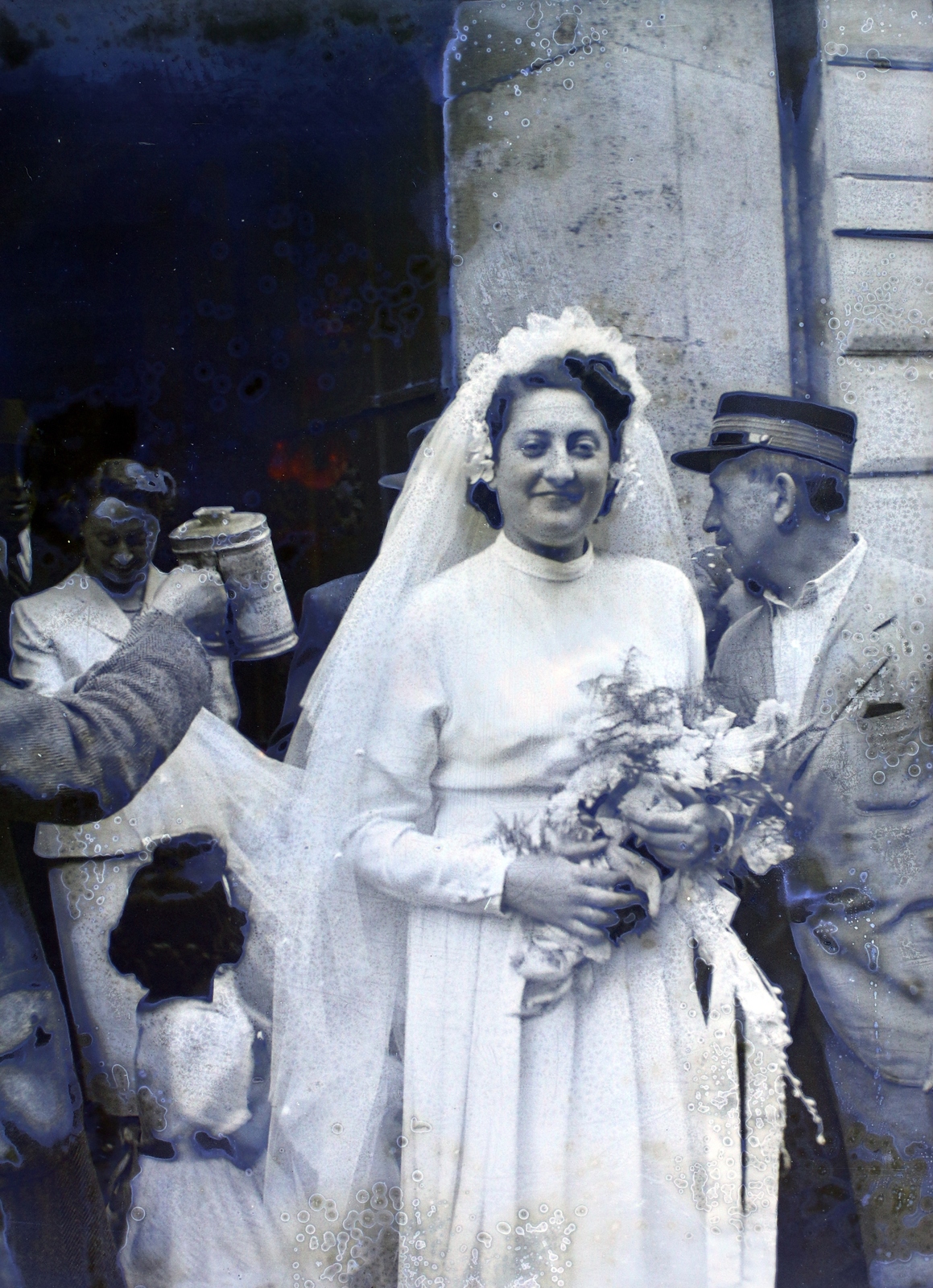 Hungary, Budapest VII., bejárat a Kazinczy utcai orthodox központhoz a zsinagóga mellett., 1948, Hámori Gyula, Budapest, smile, bride, money-box, Fortepan #105345