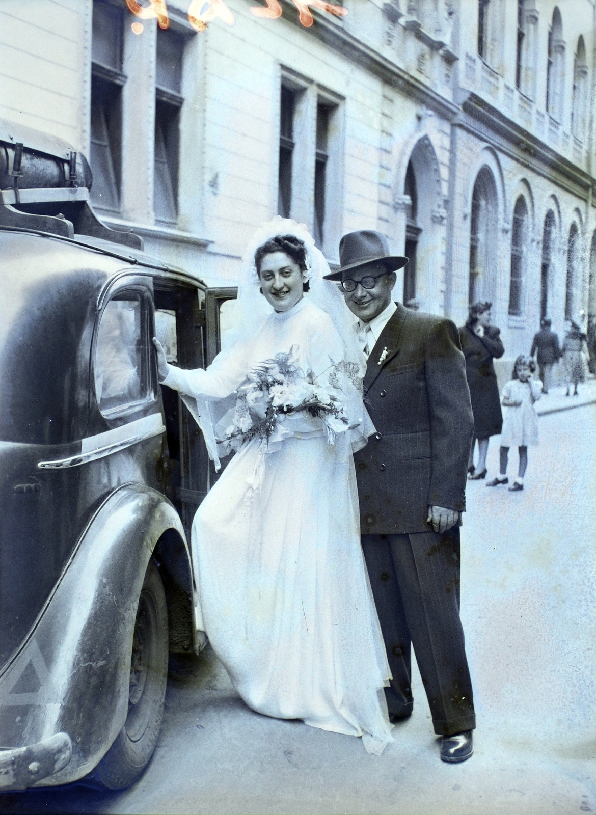 Hungary, Budapest VII., Kazinczy utca, a felvétel az orthodox központ zsinagóga melletti bejáratánál készült., 1948, Hámori Gyula, Budapest, entering the car, Fortepan #105346