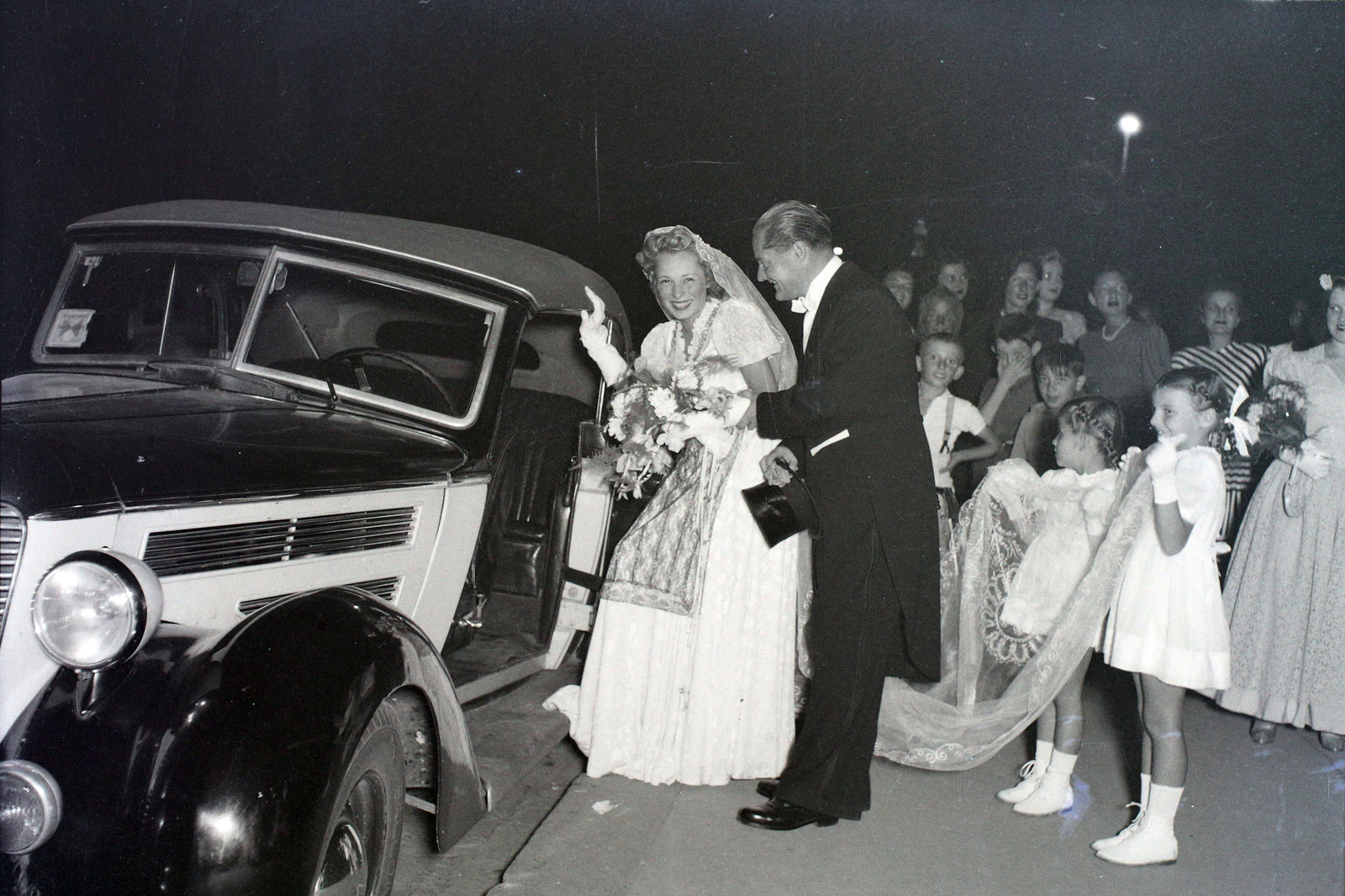 Hungary, 1948, Hámori Gyula, Budapest, entering the car, bridesmaid, bride, groom, Fortepan #105347