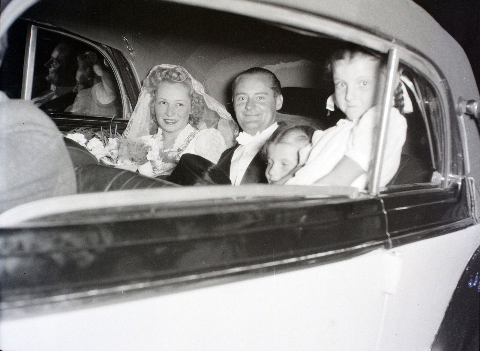 Hungary, 1948, Hámori Gyula, Budapest, girl, smile, bride, automobile, groom, sitting, braid, Fortepan #105348