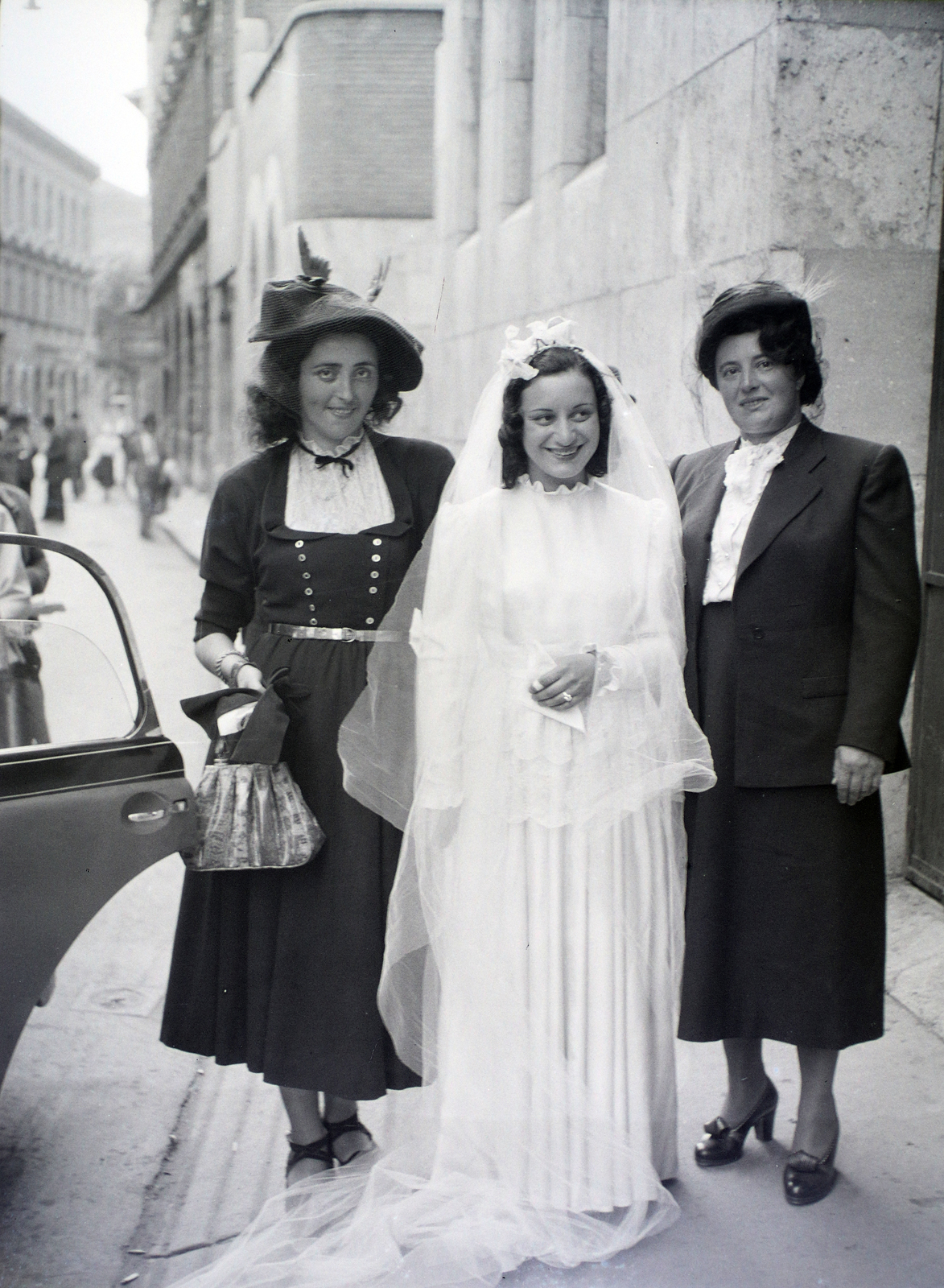 Hungary, Budapest VII., Kazinczy utca, a felvétel a zsinagóga előtt készült., 1948, Hámori Gyula, Budapest, smile, bride, Fortepan #105350
