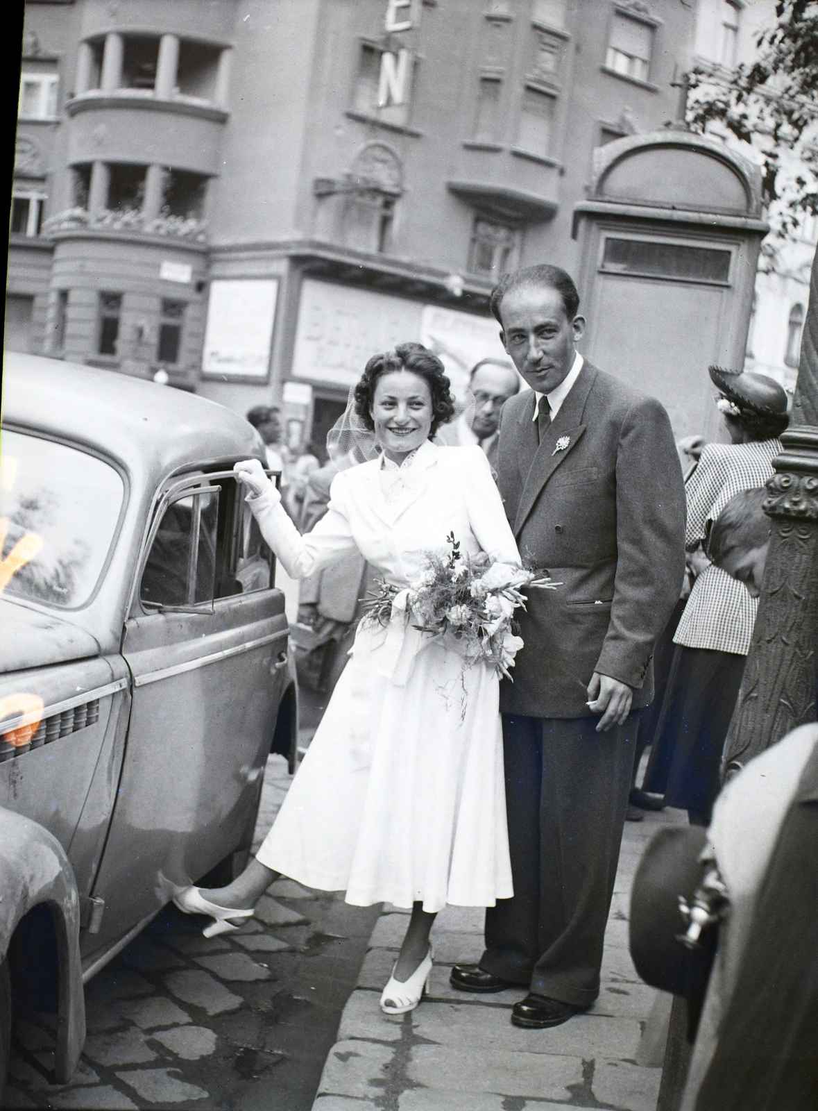 Hungary, Budapest VII., Bethlen Gábor tér, a felvétel a zsinagóga előtt készült. Háttérben az István utca., 1947, Hámori Gyula, wedding ceremony, phone booth, bride, Budapest, entering the car, groom, Fortepan #105352