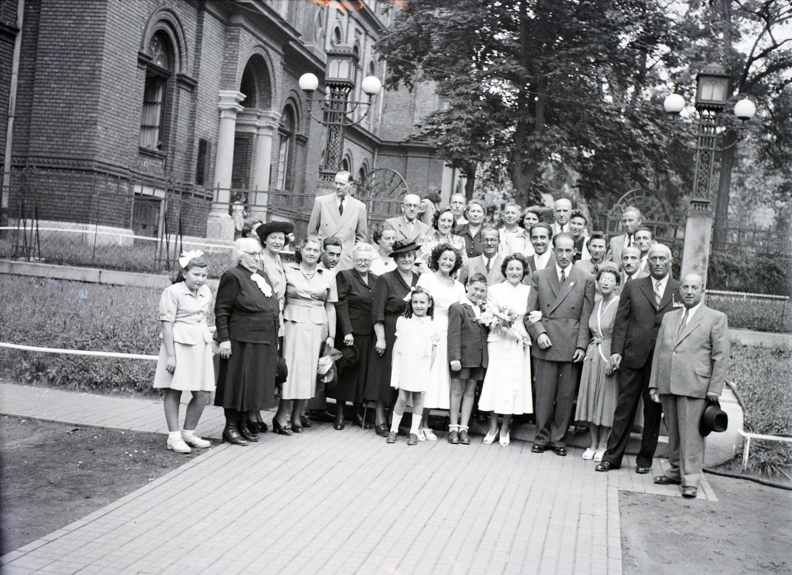 Hungary, Budapest VII., Bethlen Gábor tér, a felvétel a zsinagóga előtti kertben készült. Háttérben a siketnéma-intézet homlokzata (később McDaniel College)., 1947, Hámori Gyula, Budapest, wedding ceremony, tableau, Fortepan #105353