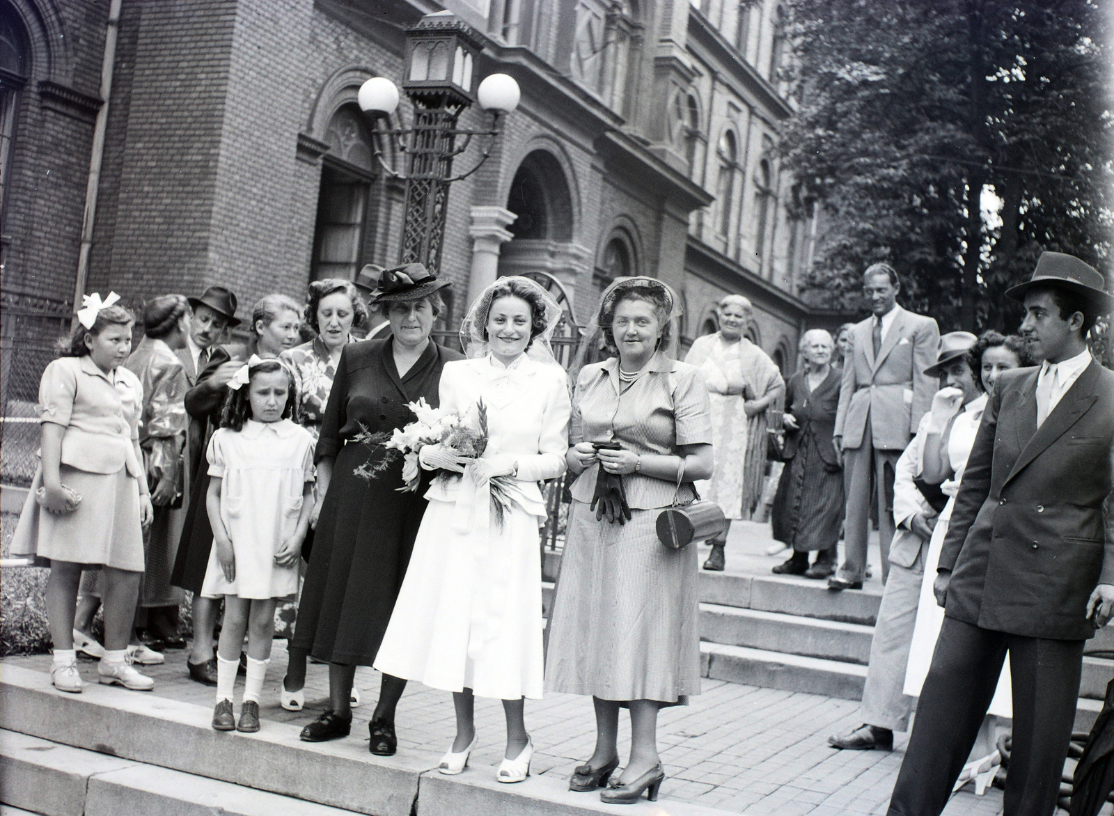 Hungary, Budapest VII., Bethlen Gábor tér, a felvétel a zsinagóga előtti kertben készült. Háttérben a siketnéma-intézet homlokzata (később McDaniel College)., 1947, Hámori Gyula, Budapest, lady, bride, Fortepan #105355