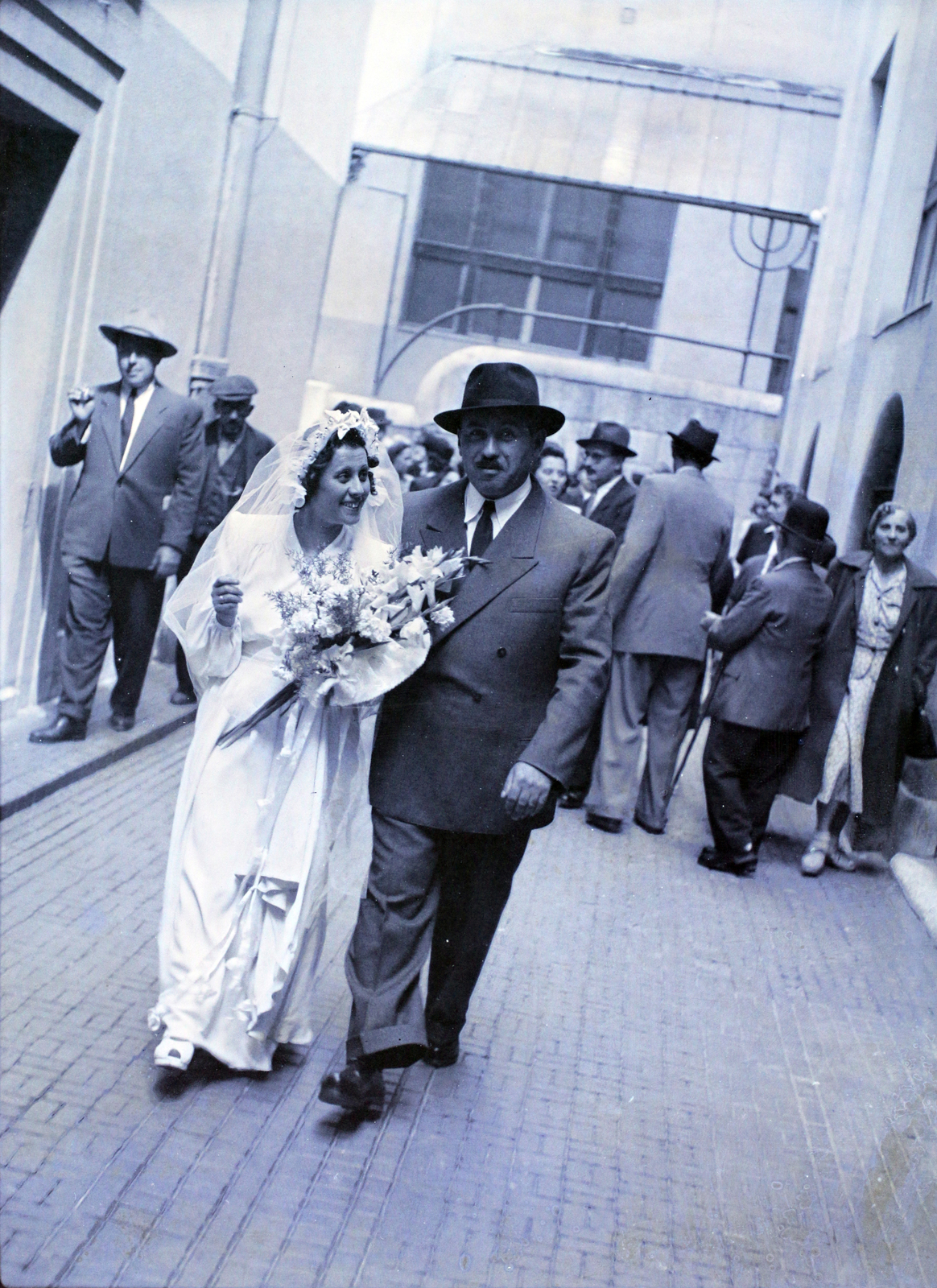 Hungary, Budapest VII., a Kazinczy utcai orthodox központ udvara a zsinagógánál., 1949, Hámori Gyula, Budapest, bride, Fortepan #105357