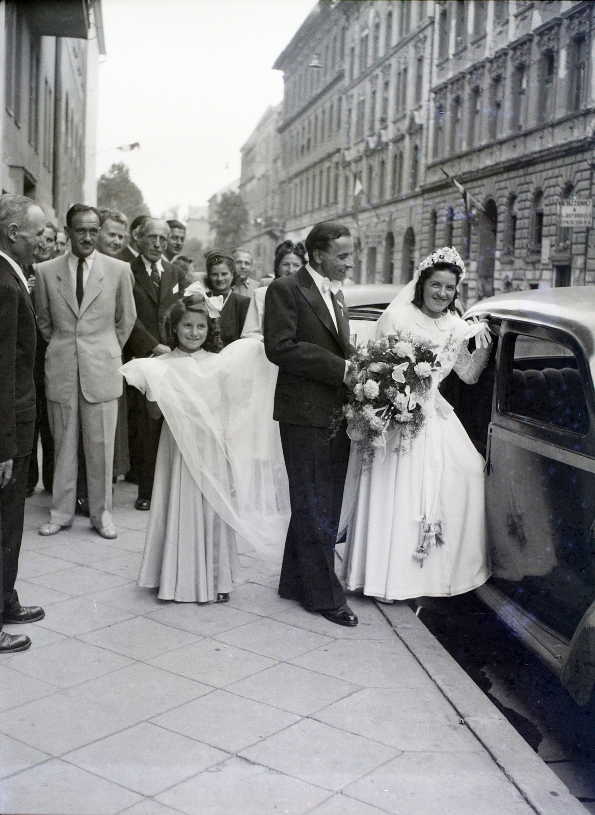 Hungary, Budapest VI., Rippl-Rónai utca, a Podmaniczky utca felől a Szondi utca felé nézve. A felvétel a MÁV Kórház kápolnájában tartott esküvő alkalmával készült a kórház bejáratánál., 1948, Hámori Gyula, Budapest, entering the car, bridesmaid, Fortepan #105359