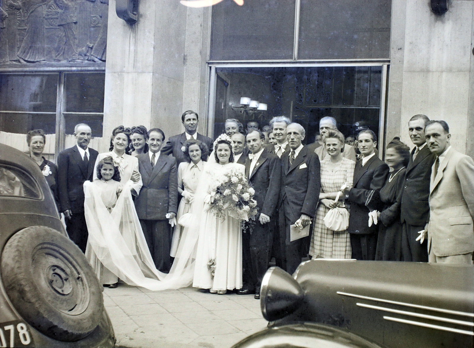 Hungary, Budapest VI., Rippl-Rónai utca 37. A felvétel a MÁV Kórház kápolnájában tartott esküvő alkalmával készült a kórház bejáratánál., 1948, Hámori Gyula, Budapest, bridesmaid, tableau, Fortepan #105360