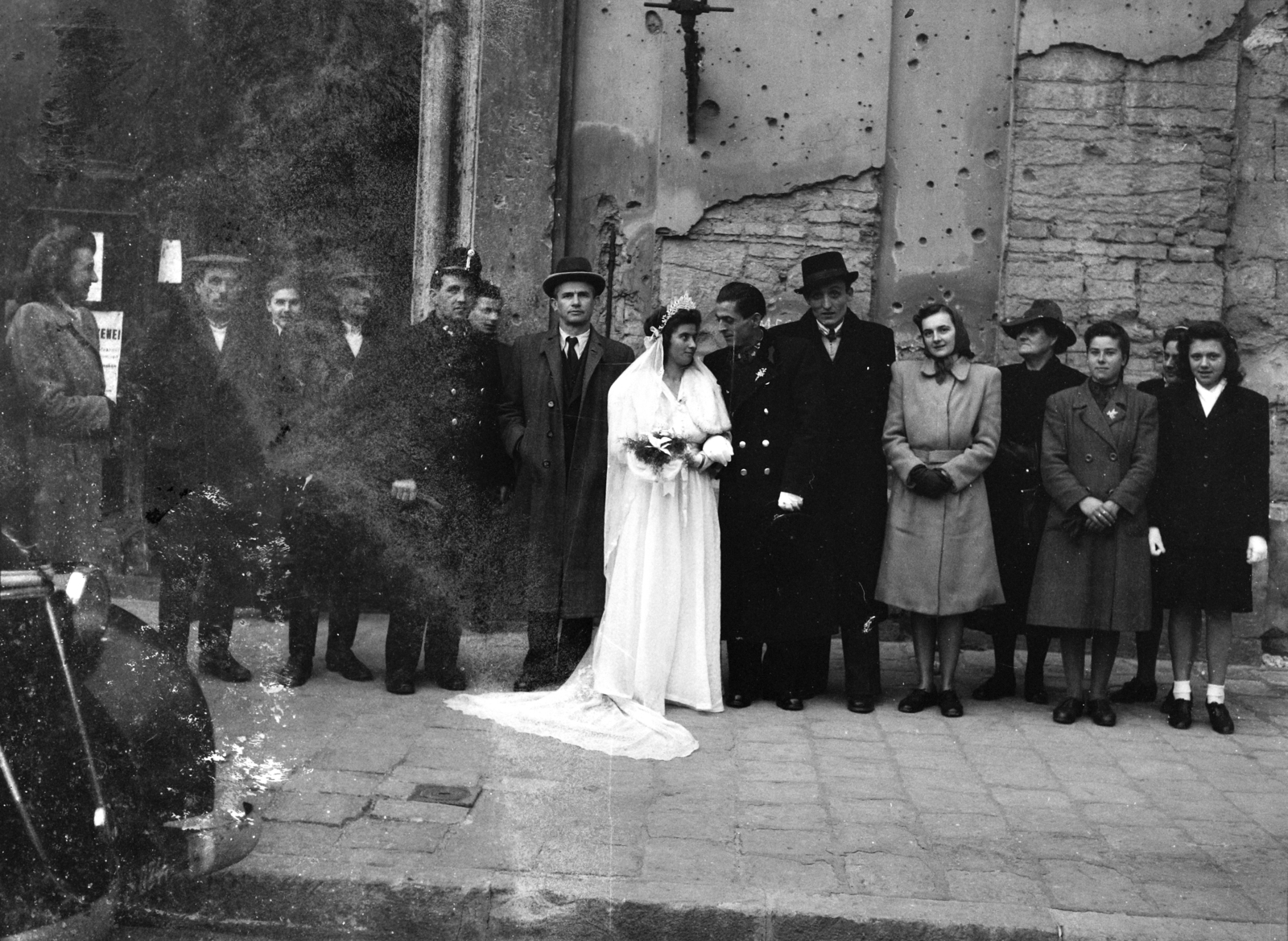 Hungary, Budapest V., Március 15. (Eskü) tér, Belvárosi Nagyboldogasszony Főplébánia-templom., 1946, Hámori Gyula, wedding ceremony, tableau, bride, groom, Budapest, bullet hole, Fortepan #105362