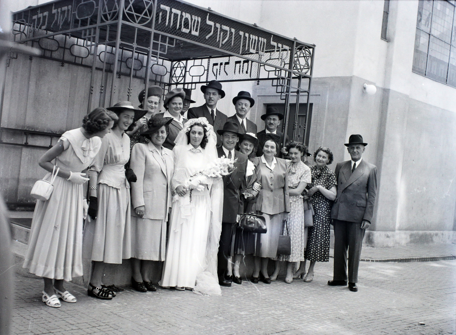 Hungary, Budapest VII., a Kazinczy utcai orthodox központ udvara, hüpe (menyegzői baldachin) a zsinagógánál., 1948, Hámori Gyula, judaism, Budapest, Hebrew script, chuppah, yellow star, Fortepan #105363