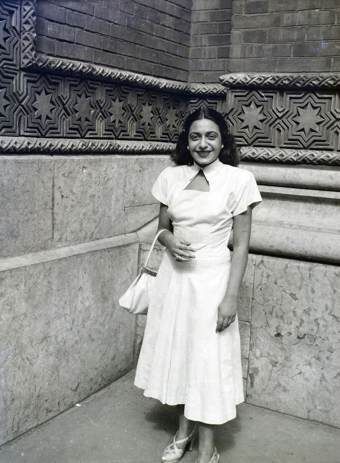 Hungary, Budapest VII., Dohány utca, a felvétel a zsinagóga árkádsoránál készült., 1948, Hámori Gyula, judaism, Budapest, smile, lady, white dress, Fortepan #105365