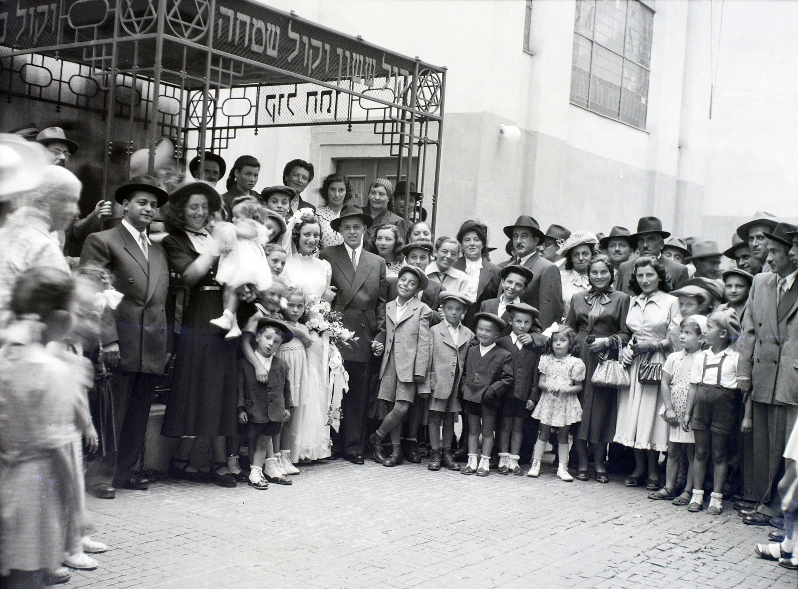 Hungary, Budapest VII., a Kazinczy utcai orthodox központ udvara, hüpe (menyegzői baldachin) a zsinagógánál., 1948, Hámori Gyula, judaism, Budapest, Hebrew script, chuppah, yellow star, Fortepan #105366