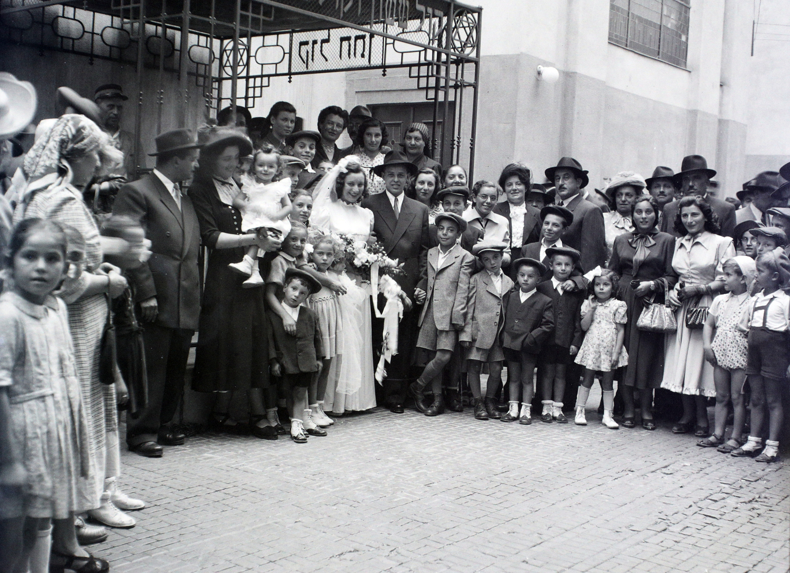 Hungary, Budapest VII., a Kazinczy utcai orthodox központ udvara, hüpe (menyegzői baldachin) a zsinagógánál., 1948, Hámori Gyula, judaism, Budapest, Hebrew script, chuppah, yellow star, Fortepan #105369