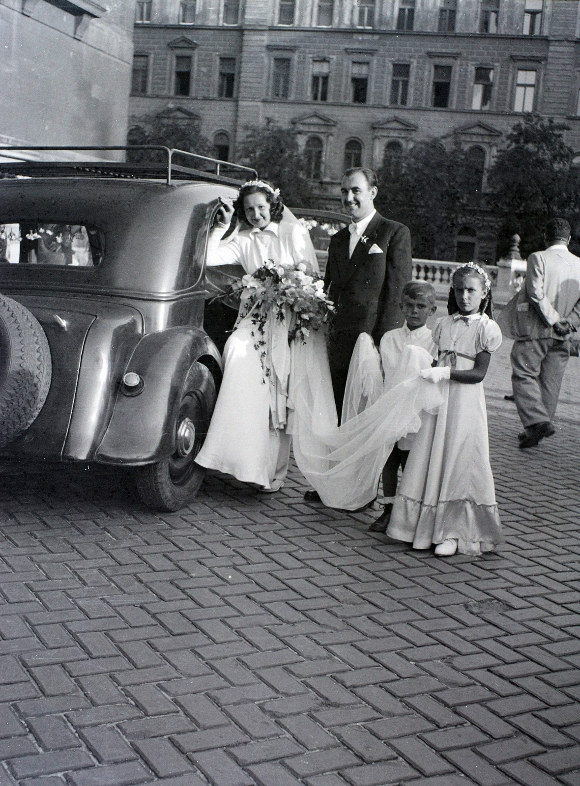 Hungary, Budapest V., Szent István tér a Szent István-bazilika főbejárata előtt., 1948, Hámori Gyula, Budapest, entering the car, bridesmaid, bride, groom, ceramics, Fortepan #105373