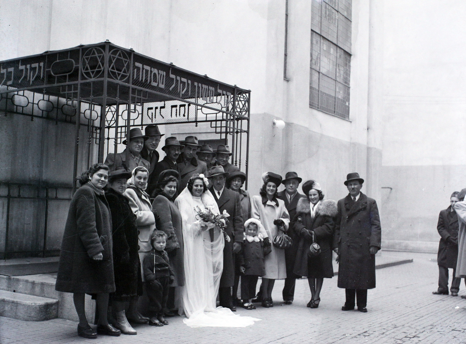 Hungary, Budapest VII., a Kazinczy utcai orthodox központ udvara, hüpe (menyegzői baldachin) a zsinagógánál., 1949, Hámori Gyula, judaism, Budapest, Hebrew script, chuppah, yellow star, Fortepan #105375