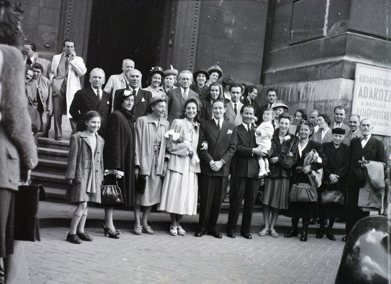 Hungary, Budapest V., Szent István tér, a Szent István-bazilika oldalbejárata., 1948, Hámori Gyula, Budapest, wedding ceremony, tableau, Fortepan #105376