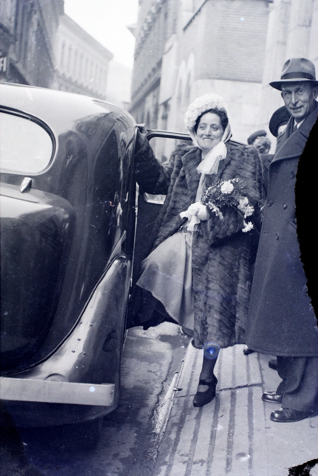 Hungary, Budapest VII., Kazinczy utca, a felvétel a zsinagóga előtt készült., 1948, Hámori Gyula, Budapest, entering the car, Fortepan #105378