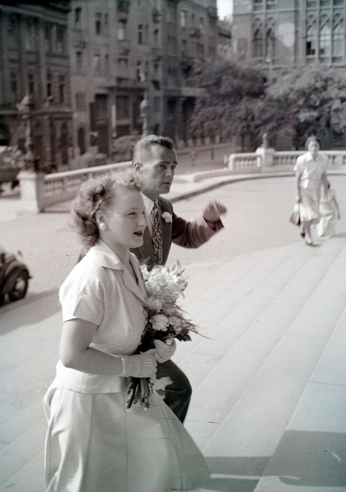 Hungary, Budapest V., Szent István tér, a felvétel a Szent István-bazilika főbejárata előtt készült. Háttérben jobbra a Hercegprímás (Wekerle Sándor) utca házsora., 1948, Hámori Gyula, Budapest, bride, groom, Fortepan #105385