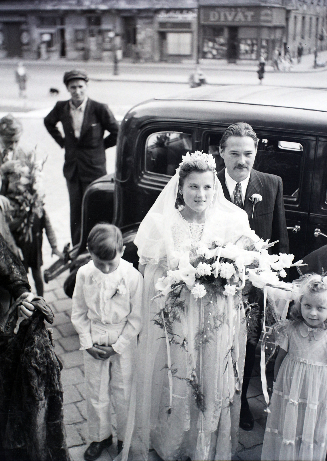 Hungary, Budapest IX., Bakáts tér az Assisi Szent Ferenc-templom előtt, szemben a Bakáts utca sarkán álló ház., 1948, Hámori Gyula, wedding ceremony, bride, automobile, Budapest, Fortepan #105387