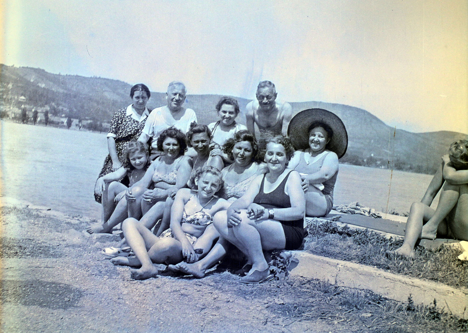 Hungary,Danube Bend, Visegrád, Duna-part, a túlparton Nagymaros., 1949, Hámori Gyula, Danube, cross-legged sitting, tableau, men, women, bathing suit, straw hat, Fortepan #105396