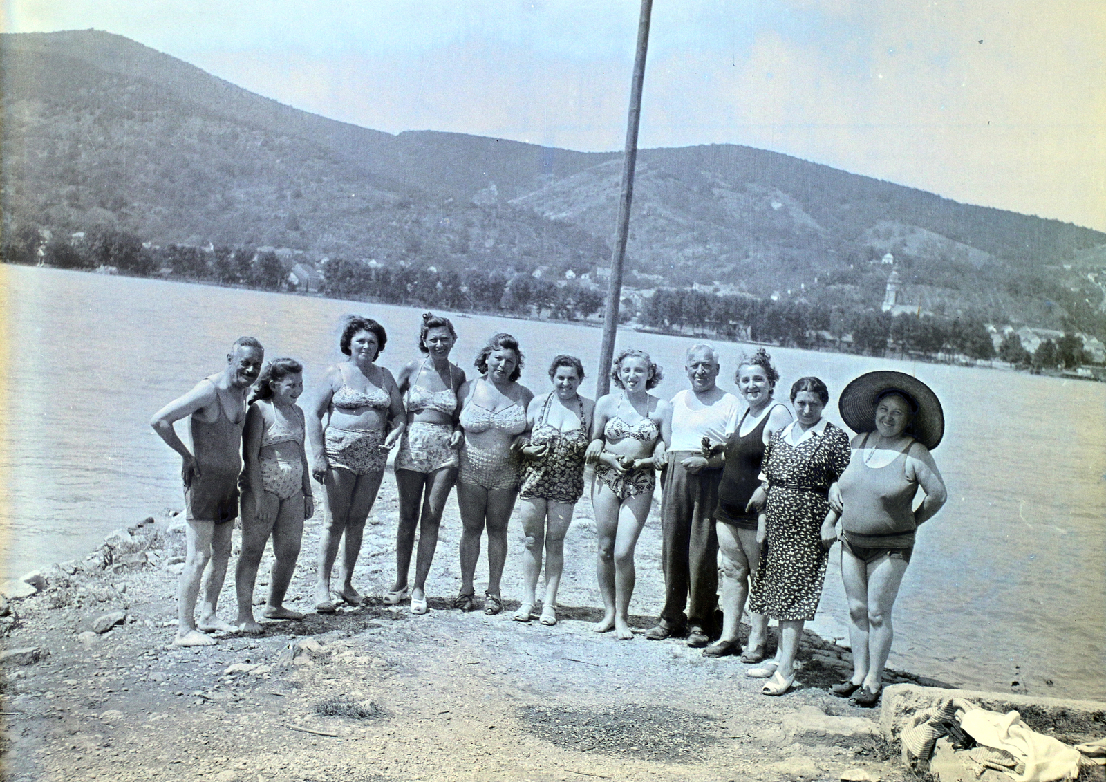 Magyarország,Dunakanyar, Visegrád, Duna-part, a túlparton Nagymaros., 1949, Hámori Gyula, Duna, csoportkép, mosoly, férfiak, nők, fürdőruha, bikini, szalmakalap, Fortepan #105397