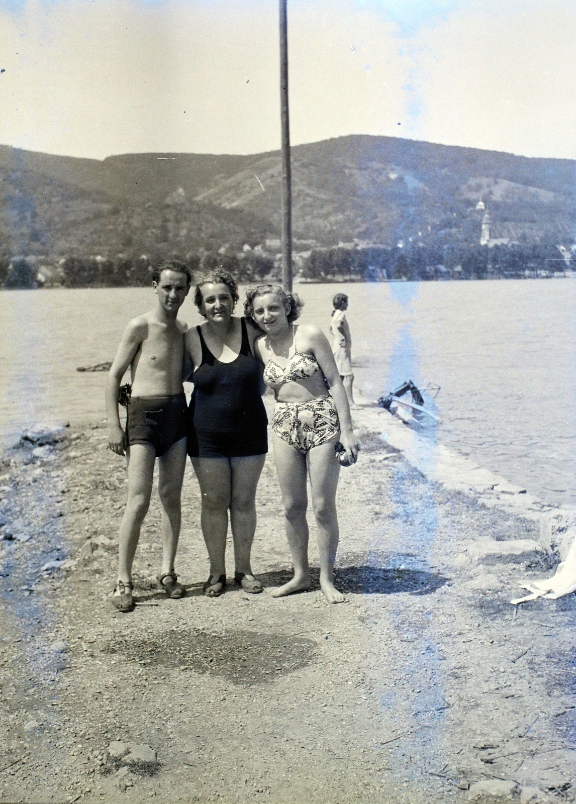 Hungary,Danube Bend, Visegrád, Duna-part, a túlparton Nagymaros., 1949, Hámori Gyula, bathing suit, summer, Danube, Fortepan #105398