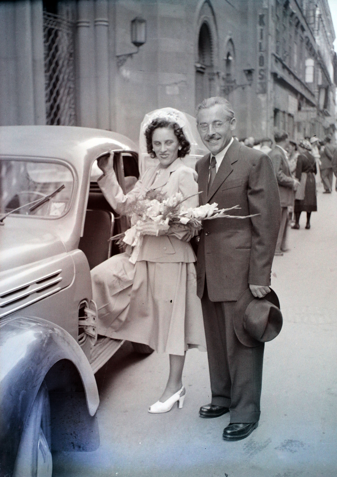 Magyarország, Budapest VII., Rumbach Sebestyén utca, a felvétel a kis zsinagóga előtt készült., 1948, Hámori Gyula, Budapest, autóba szállás, Fortepan #105399