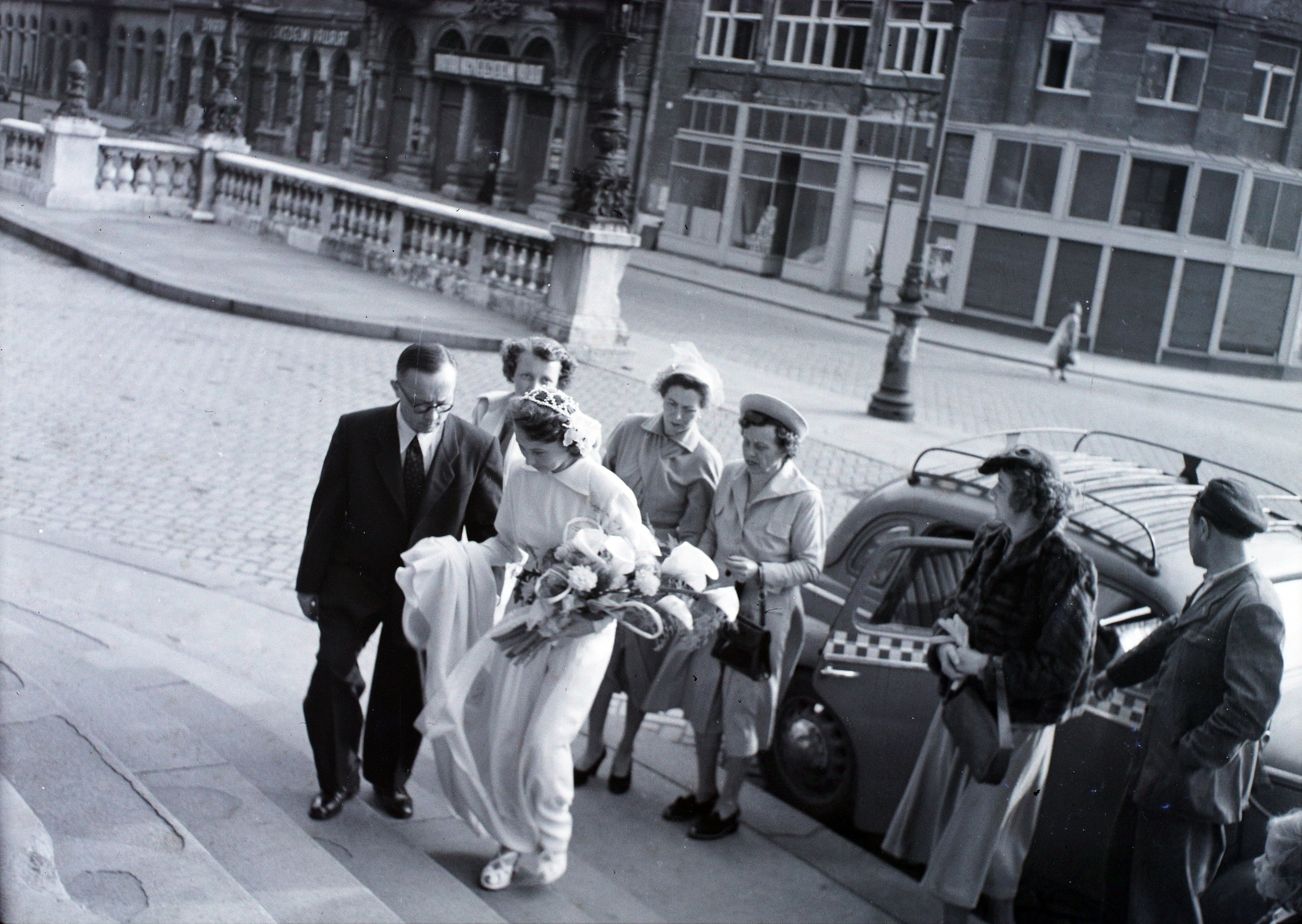 Hungary, Budapest V., Szent István tér a Szent István-bazilika főbejárata előtt, szemben a Hercegprímás (Wekerle Sándor) utca házsora., 1949, Hámori Gyula, taxicab, Budapest, Fortepan #105402