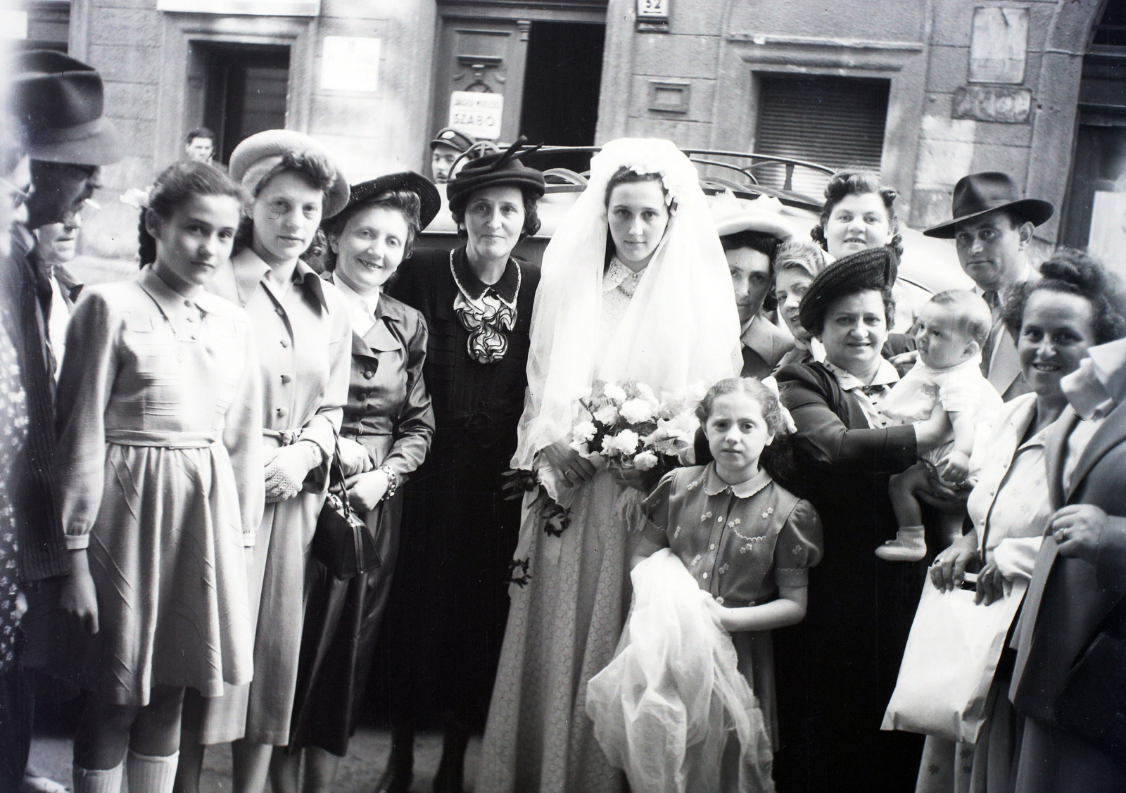 Hungary, Budapest VII., Kazinczy utca, a felvétel a zsinagóga előtt készült., 1949, Hámori Gyula, Budapest, lady, bride, tableau, Fortepan #105403
