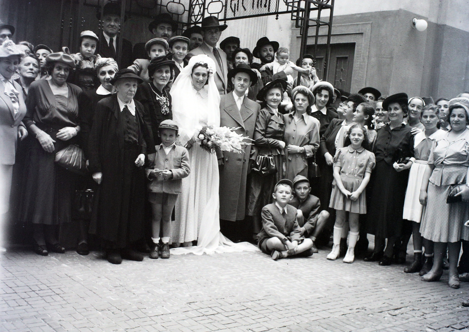 Hungary, Budapest VII., a Kazinczy utcai orthodox központ udvara, hüpe (menyegzői baldachin) a zsinagógánál., 1948, Hámori Gyula, judaism, Budapest, Hebrew script, chuppah, yellow star, sitting on the ground, Fortepan #105406