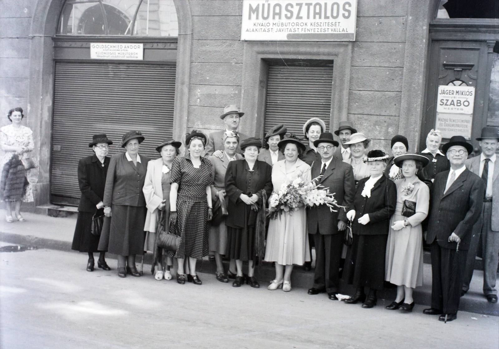 Hungary, Budapest VII., Kazinczy utca, a felvétel a zsinagóga előtt készült., 1949, Hámori Gyula, Budapest, tableau, sign-board, shutter, Fortepan #105409