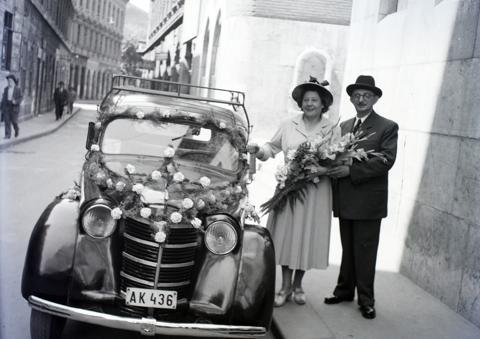 Magyarország, Budapest VII., Kazinczy utca, jobbra a zsinagóga., 1949, Hámori Gyula, kalap, német gyártmány, Opel-márka, virág, automobil, Opel Olympia OL38, Budapest, Fortepan #105410
