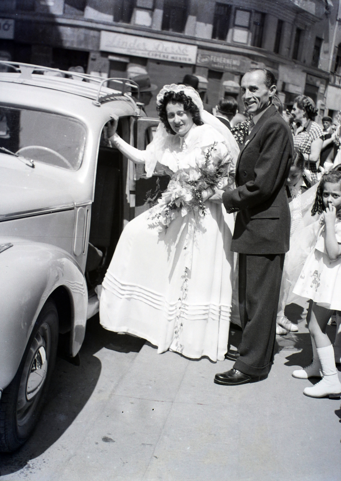 Hungary, Budapest VII., Wesselényi utca a Dohány utcai zsinagógánál, háttérben a Wesselényi utca 6. a Rumbach Sebestyén utca sarkán., 1949, Hámori Gyula, Budapest, entering the car, bride, Fortepan #105413