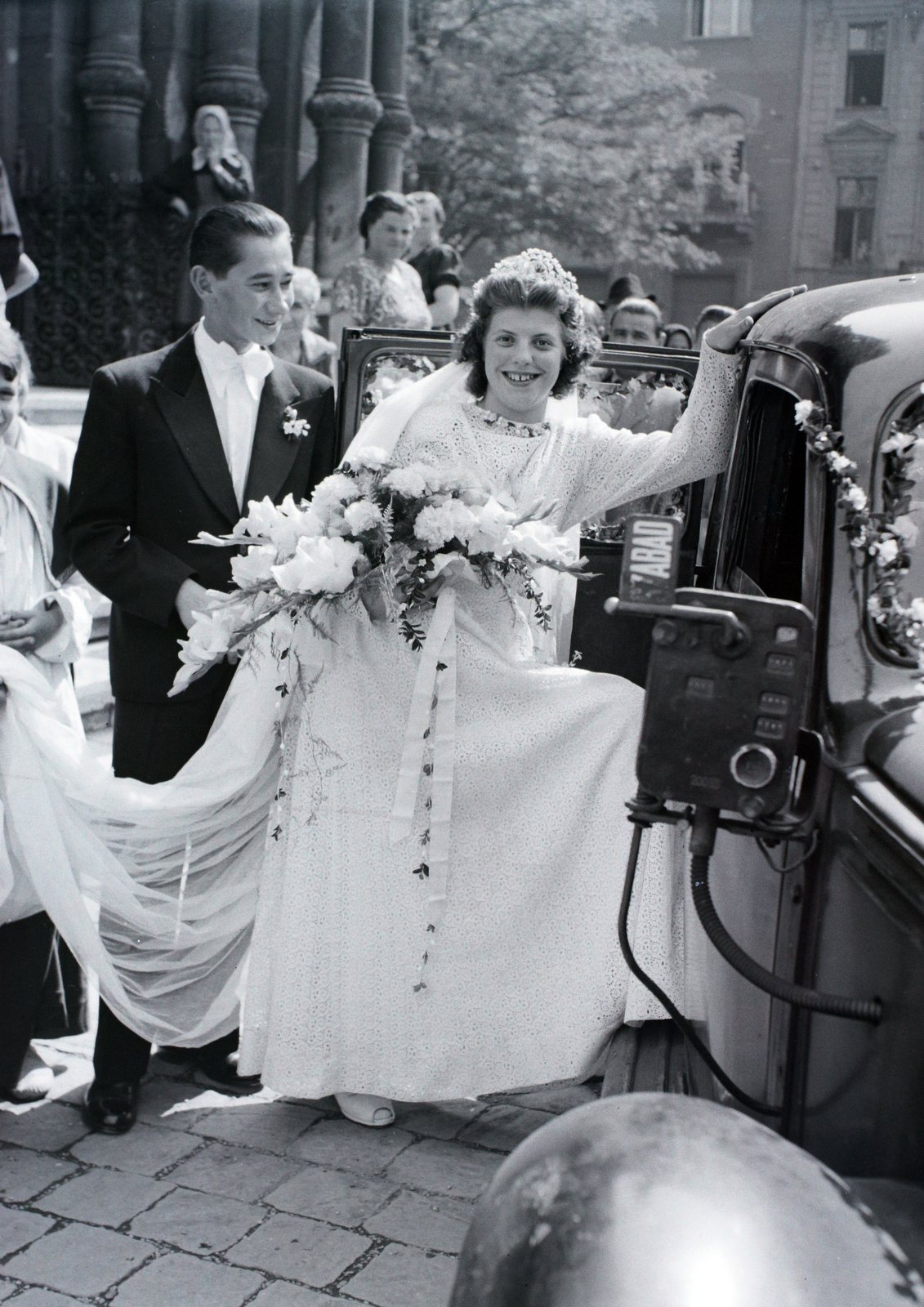 Hungary, Budapest IX., Bakáts tér, a felvétel az Assisi Szent Ferenc-templom előtt készült., 1949, Hámori Gyula, Budapest, entering the car, Fortepan #105414