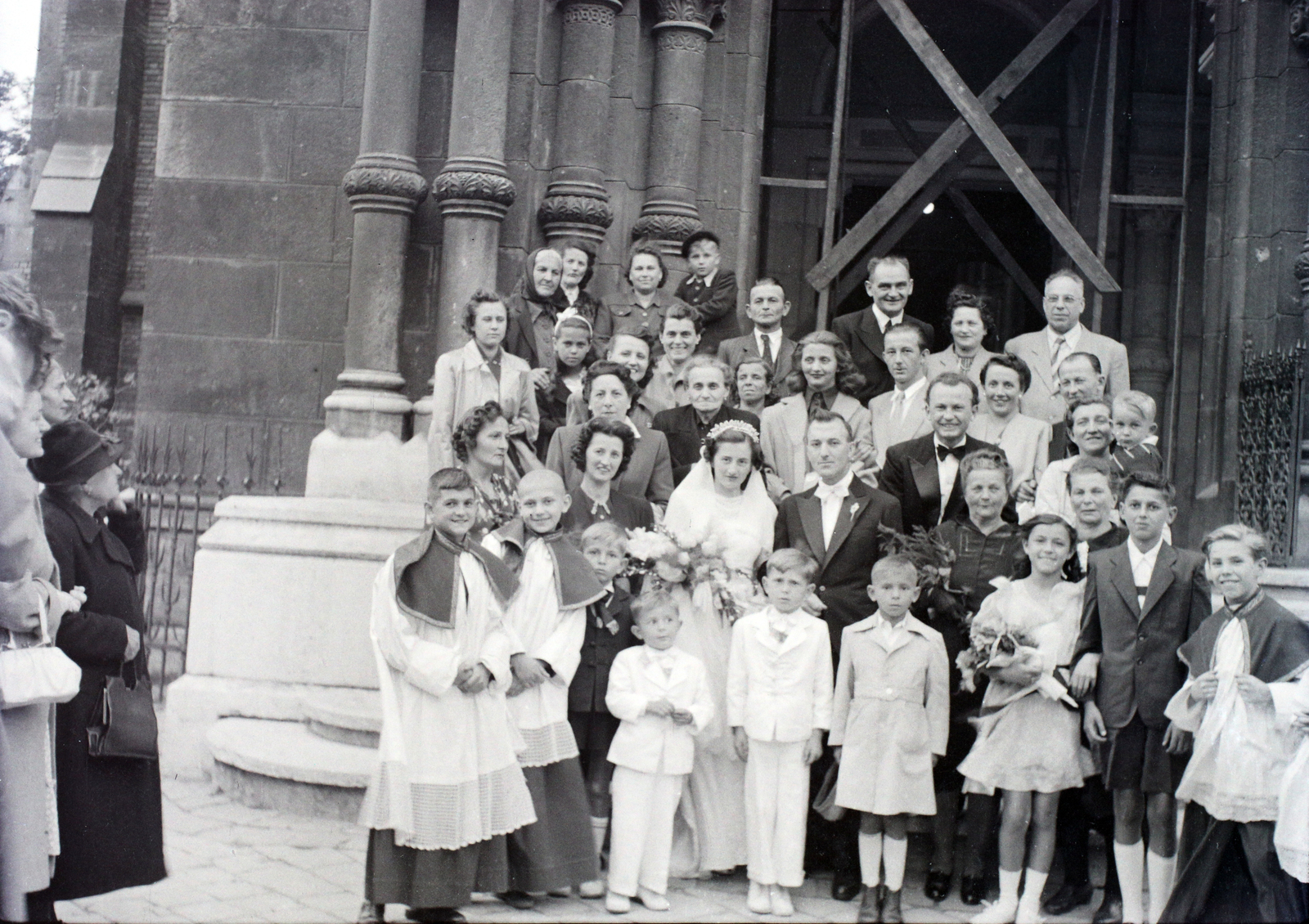 Hungary, Budapest IX., Bakáts tér, Assisi Szent Ferenc-templom., 1949, Hámori Gyula, Budapest, wedding ceremony, tableau, boys, Fortepan #105420