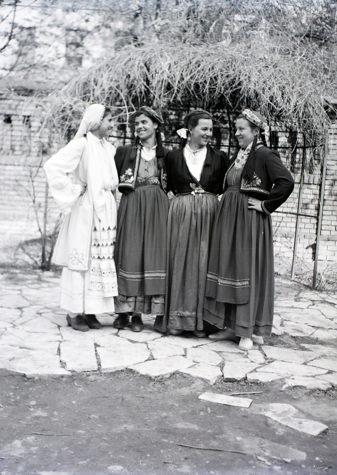 Magyarország, 1949, Hámori Gyula, Budapest, csípőre tett kéz, nők, fiatalság, népviselet, Fortepan #105423