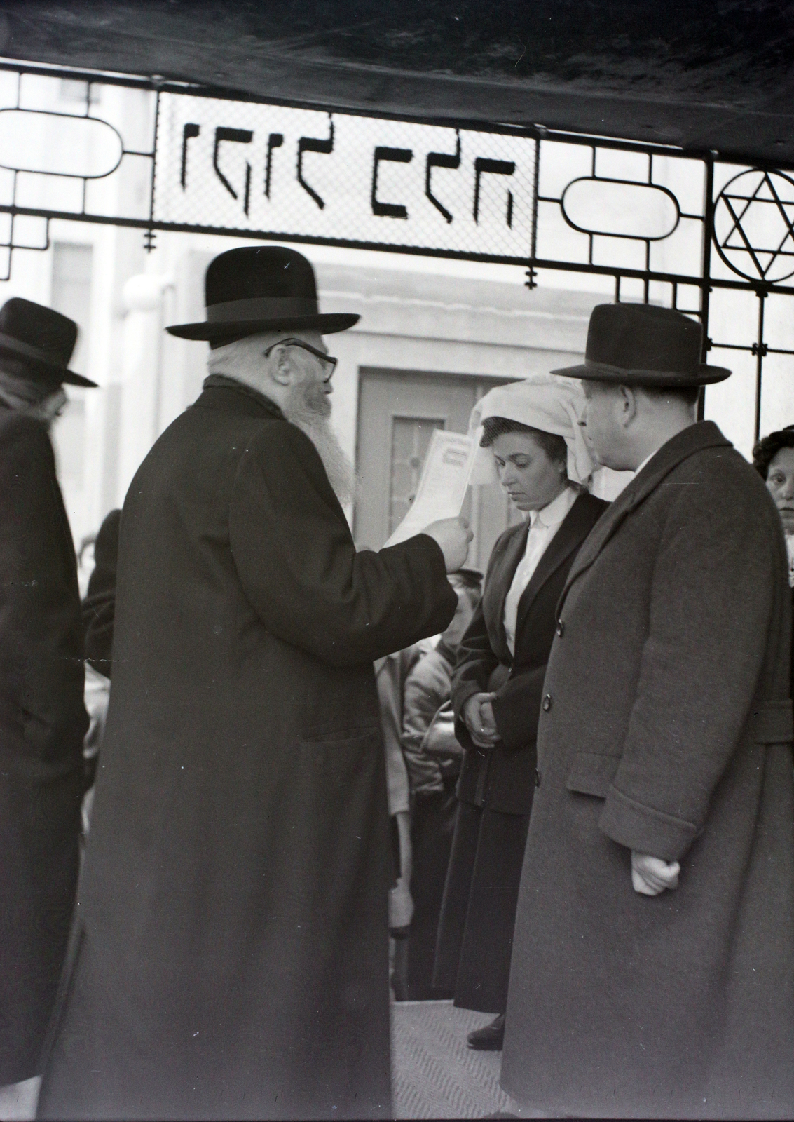 Hungary, Budapest VII., a Kazinczy utcai orthodox központ udvara, hüpe (menyegzői baldachin) a zsinagógánál., 1948, Hámori Gyula, judaism, Budapest, Hebrew script, chuppah, yellow star, Fortepan #105425