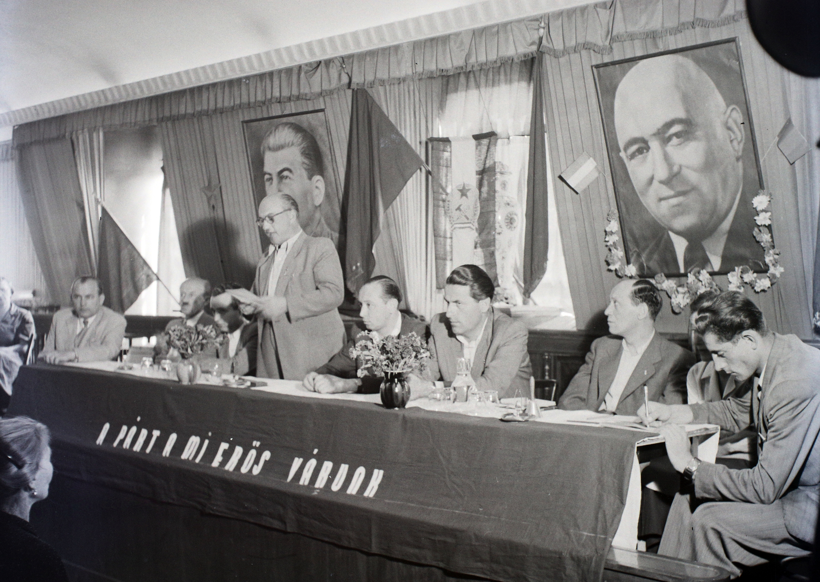 Magyarország, 1949, Hámori Gyula, zászló, felirat, politika, politikai dekoráció, Rákosi Mátyás-ábrázolás, Sztálin ábrázolás, gyűlés, Budapest, Rákosi-címer, Fortepan #105430