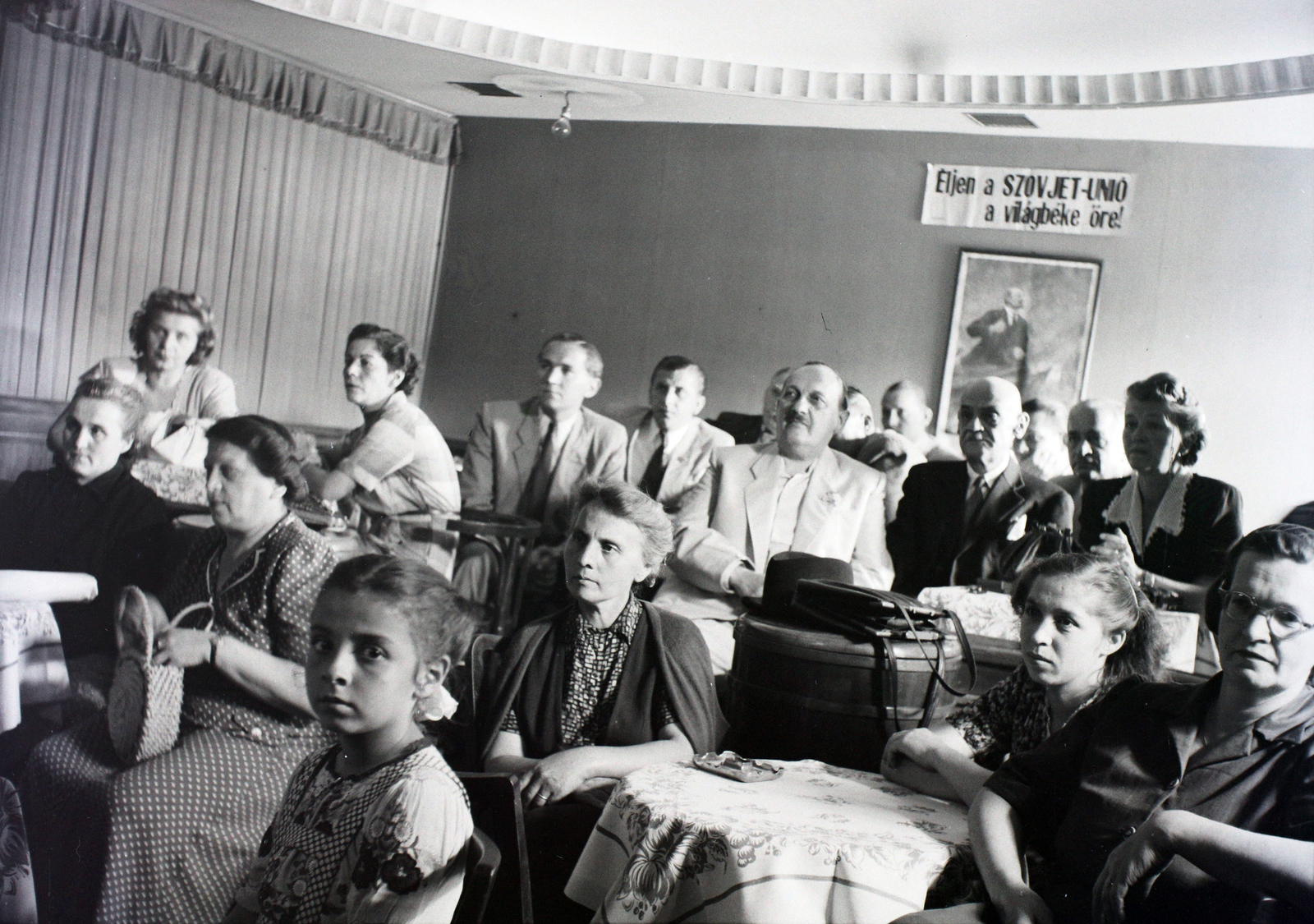 Magyarország, 1949, Hámori Gyula, Lenin-ábrázolás, ünnepség, politikai dekoráció, közönség, enteriőr, retikül, hamutartó, fonott áru, Budapest, Fortepan #105432