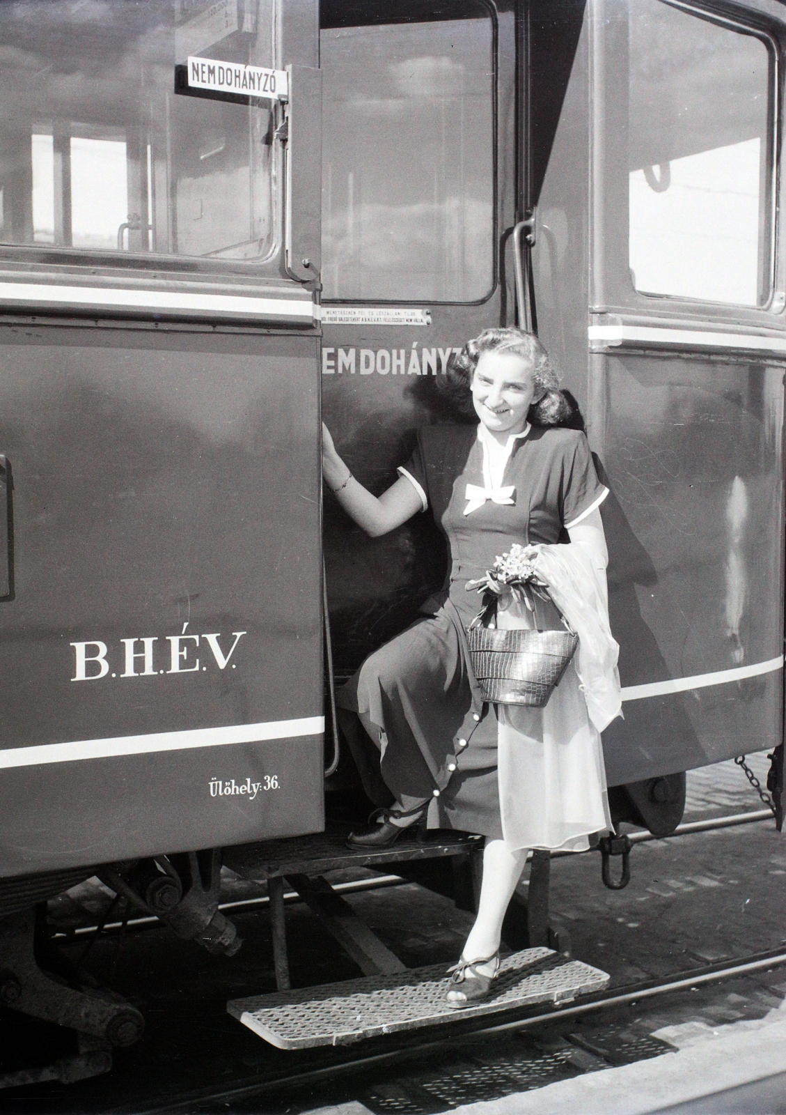 Magyarország, 1949, Hámori Gyula, HÉV, Budapest, hölgy, nyári ruha, virágcsokor, Fortepan #105435