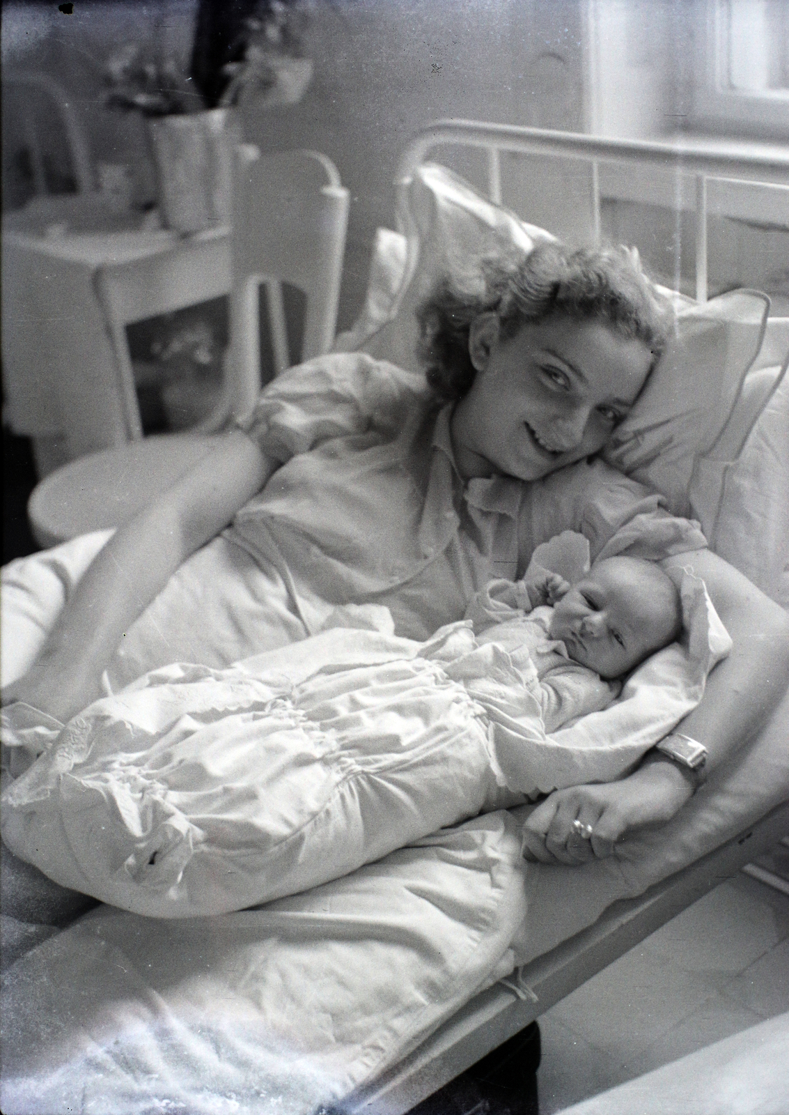 Hungary, 1949, Hámori Gyula, wrist watch, newborn, mother, Budapest, baby duvet, Fortepan #105437