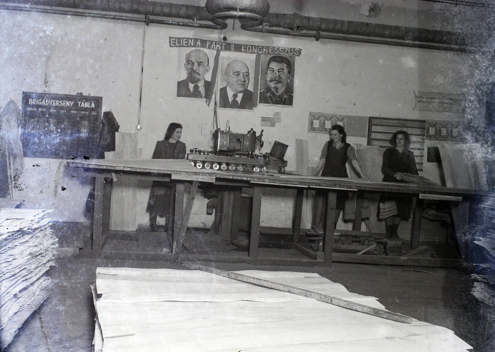 Magyarország, 1949, Hámori Gyula, Lenin-ábrázolás, Rákosi Mátyás-ábrázolás, Sztálin ábrázolás, Budapest, faipar, brigádverseny, Fortepan #105439