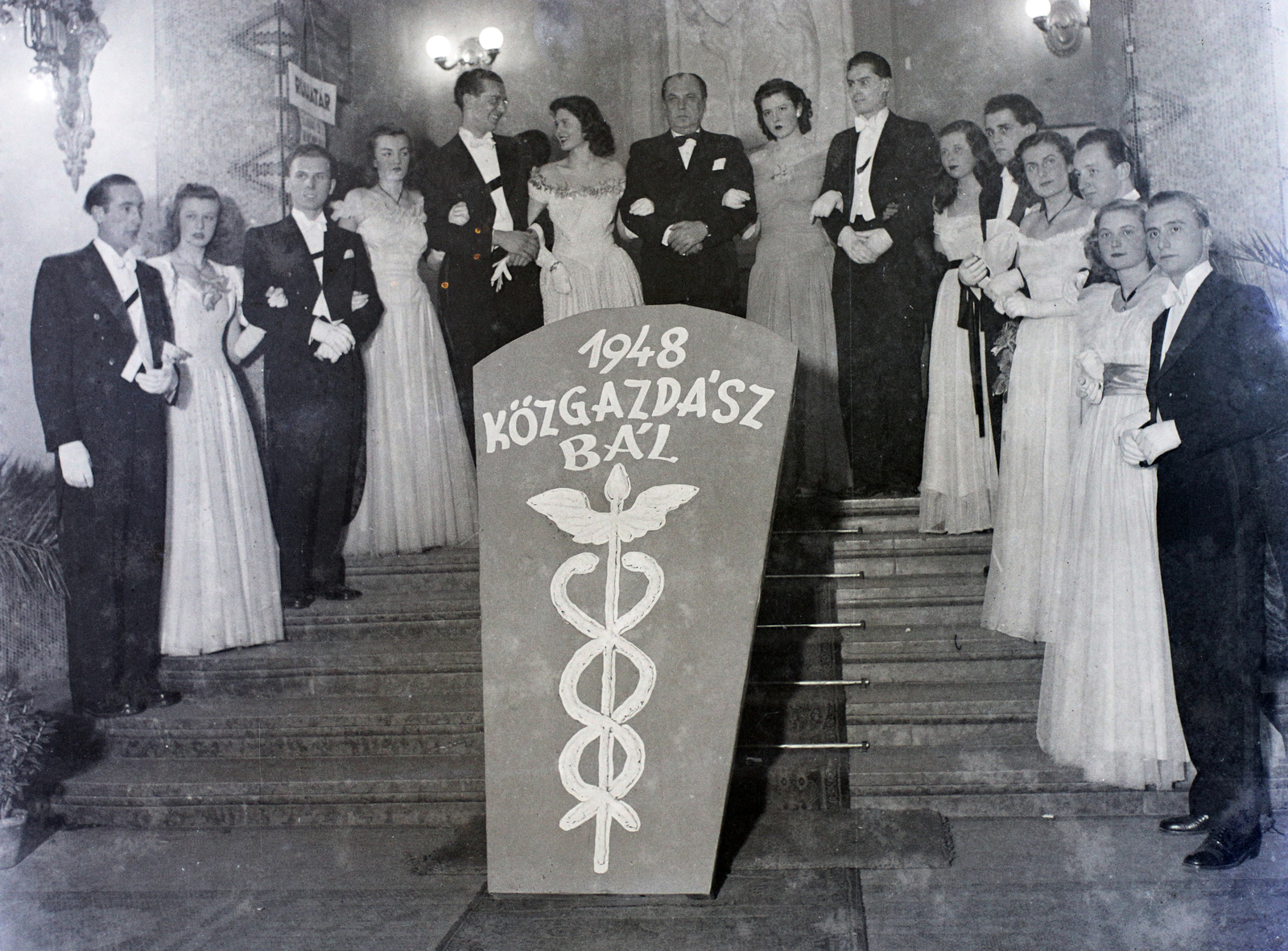 Hungary, Budapest XI., Gellért Gyógyfürdő, Közgazdász bál résztvevői a főbejárat melletti lépcsőnél., 1949, Hámori Gyula, Budapest, white tie, evening gown, Fortepan #105440