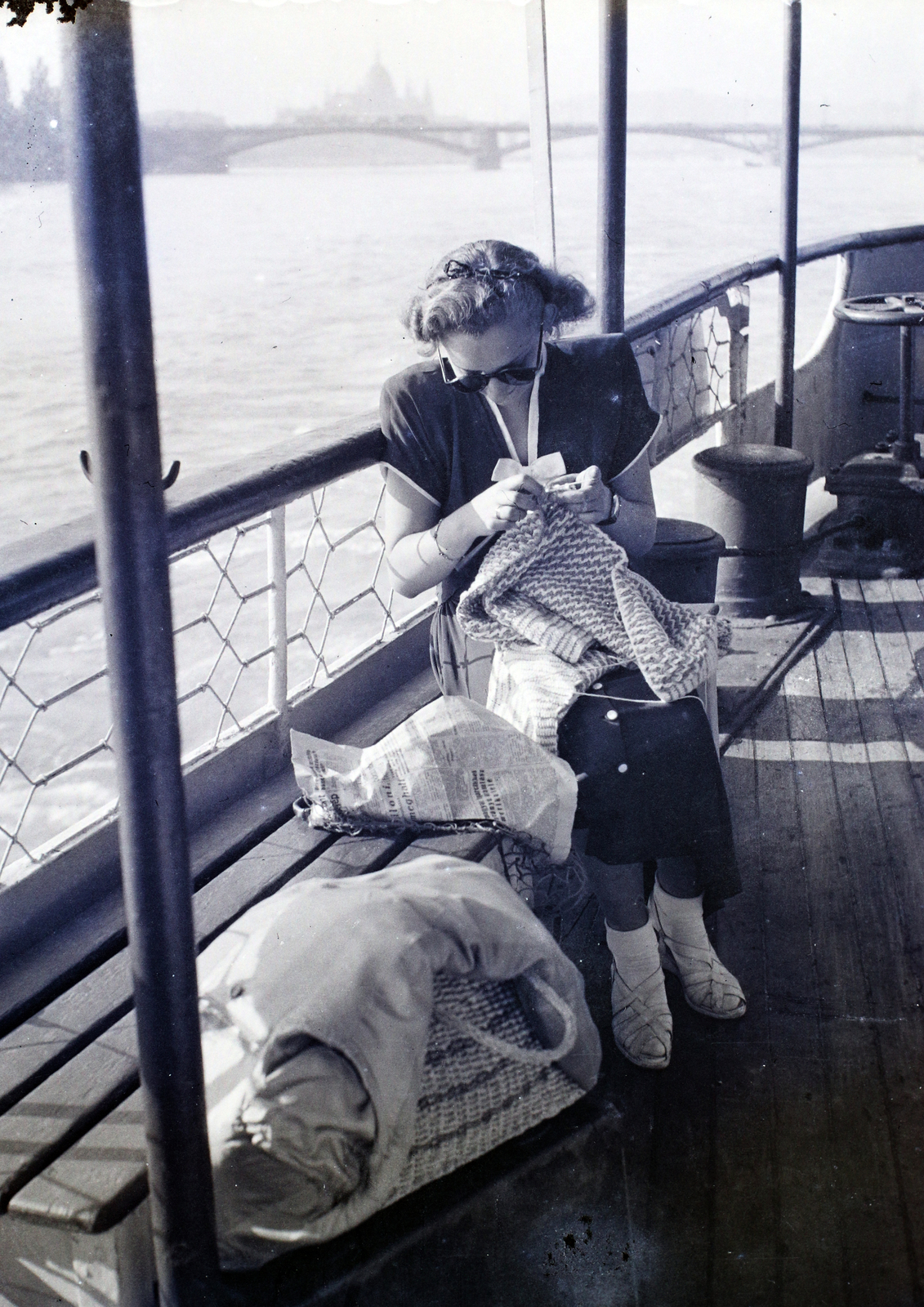 Magyarország, Budapest, személyhajó a Dunán, háttérben a Margit híd és az Országház., 1949, Hámori Gyula, hajó, Budapest, SZOT Visegrád/Visegrád/Imre hajó, Fortepan #105442